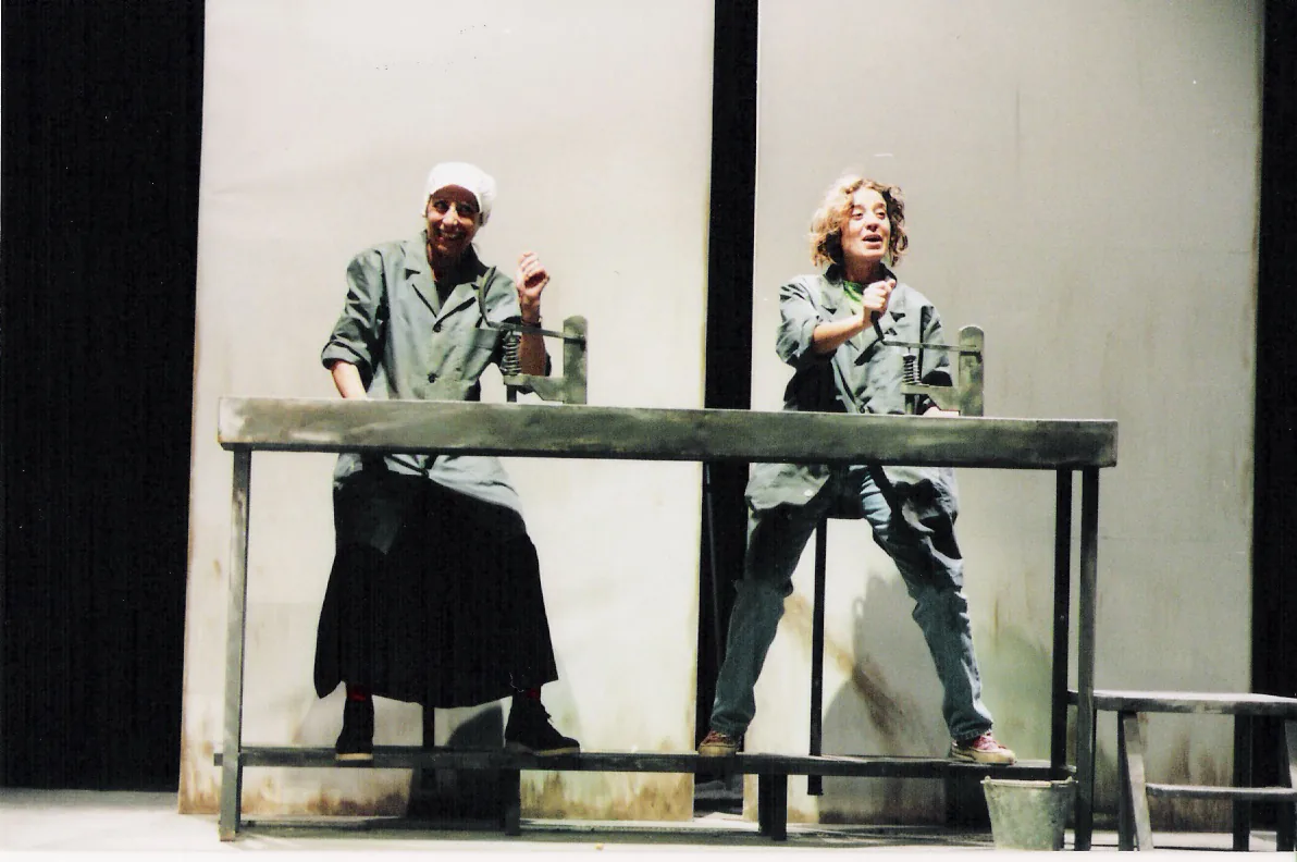 El hueso de la aceituna (2002) — Teatro del Gato El hueso de la aceituna (2002), obra de Jesús Domínguez — fotografía de la producción teatral de Teatro del Gato, compañía de teatro contemporáneo en Málaga. Foto: Rafael Galán