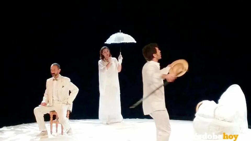 La oropéndola (2016) — Teatro del Gato La oropéndola (2016), obra de Miguel Romero Esteo — fotografía de la producción teatral de Teatro del Gato, compañía de teatro contemporáneo en Málaga (imagen 3 de 5)