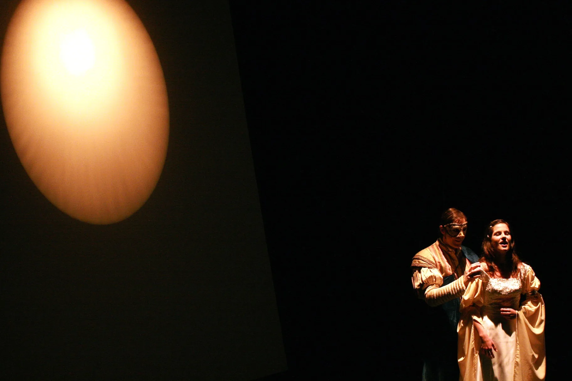 El chantajista (2008) — Teatro del Gato El chantajista (2008), obra de Pedro Salinas — fotografía de la producción teatral de Teatro del Gato, compañía de teatro contemporáneo en Málaga (imagen 1 de 3). Foto: Rafa Galán
