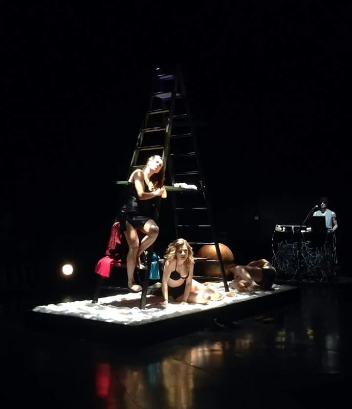 A puerta cerrada (Huis Clos) (2016) — Teatro del Gato A puerta cerrada (Huis Clos) (2016), obra de Jean-Paul Sartre — fotografía de la producción teatral de Teatro del Gato, compañía de teatro contemporáneo en Málaga (imagen 1 de 2)