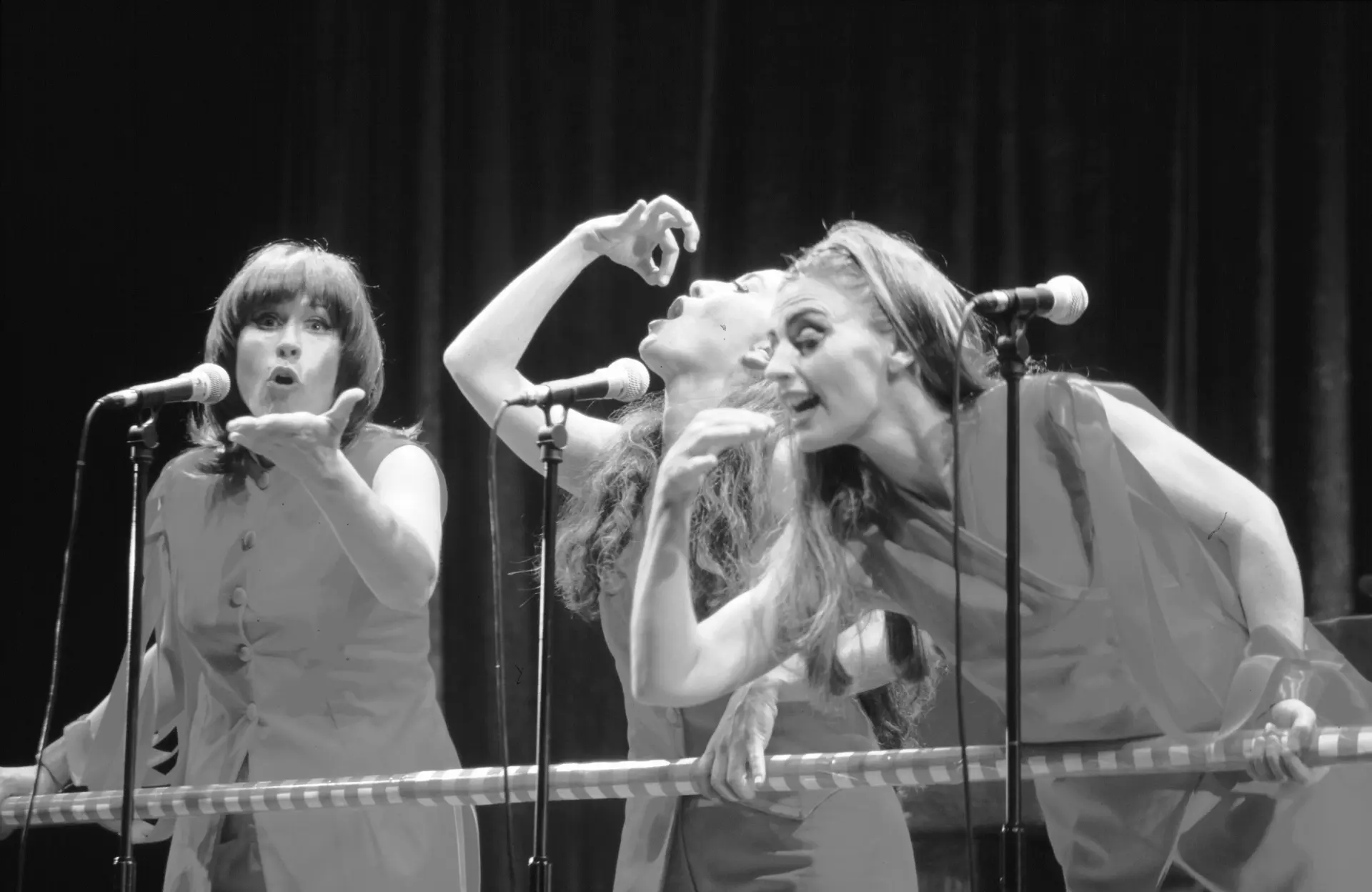 Baby Boom en el Paraíso (2000) — Teatro del Gato Baby Boom en el Paraíso (2000), obra de Ana Istarú — fotografía de la producción teatral de Teatro del Gato, compañía de teatro contemporáneo en Málaga (imagen 2 de 2)