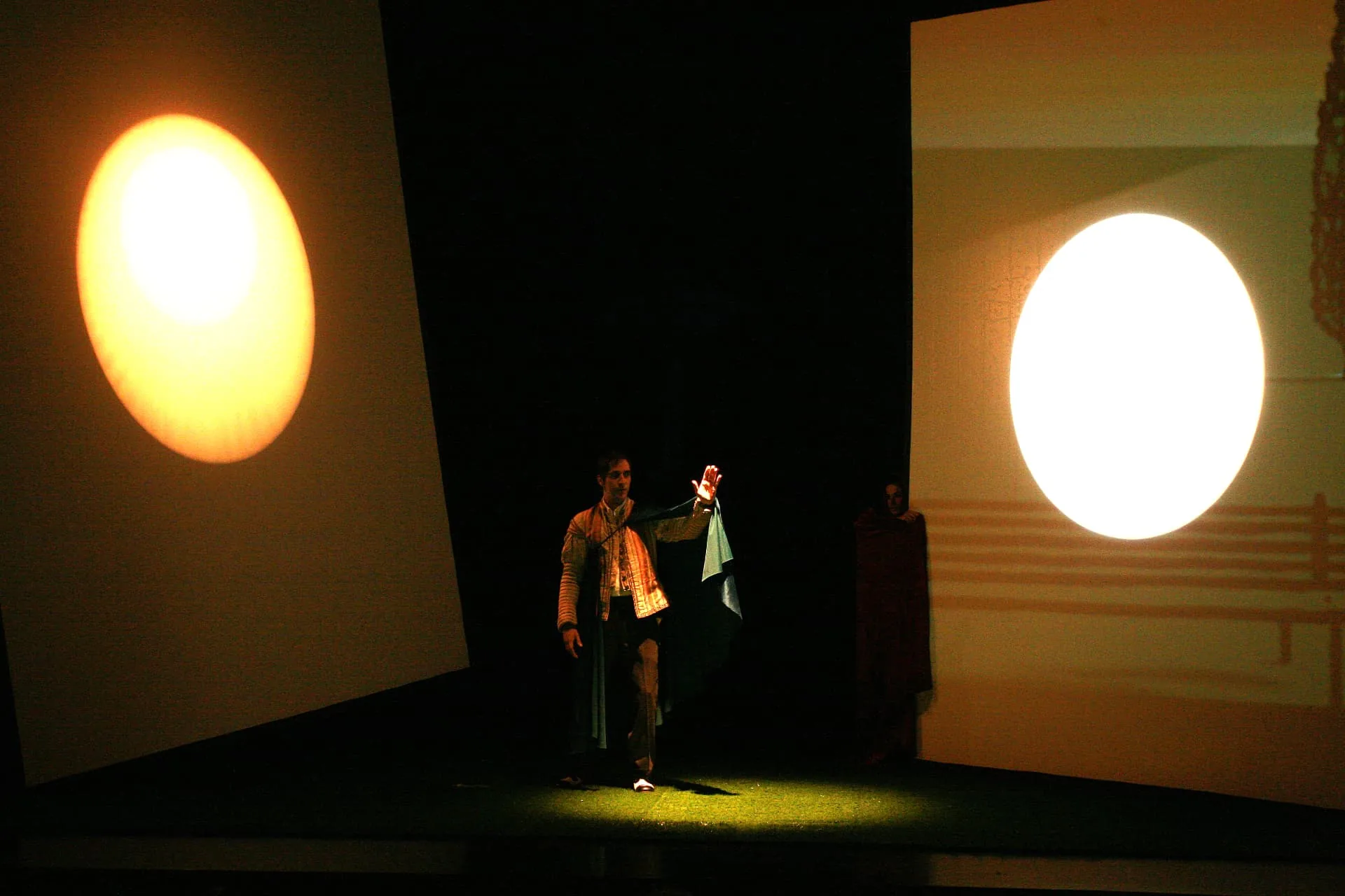 El chantajista (2008) — Teatro del Gato El chantajista (2008), obra de Pedro Salinas — fotografía de la producción teatral de Teatro del Gato, compañía de teatro contemporáneo en Málaga (imagen 3 de 3). Foto: Rafa Galán