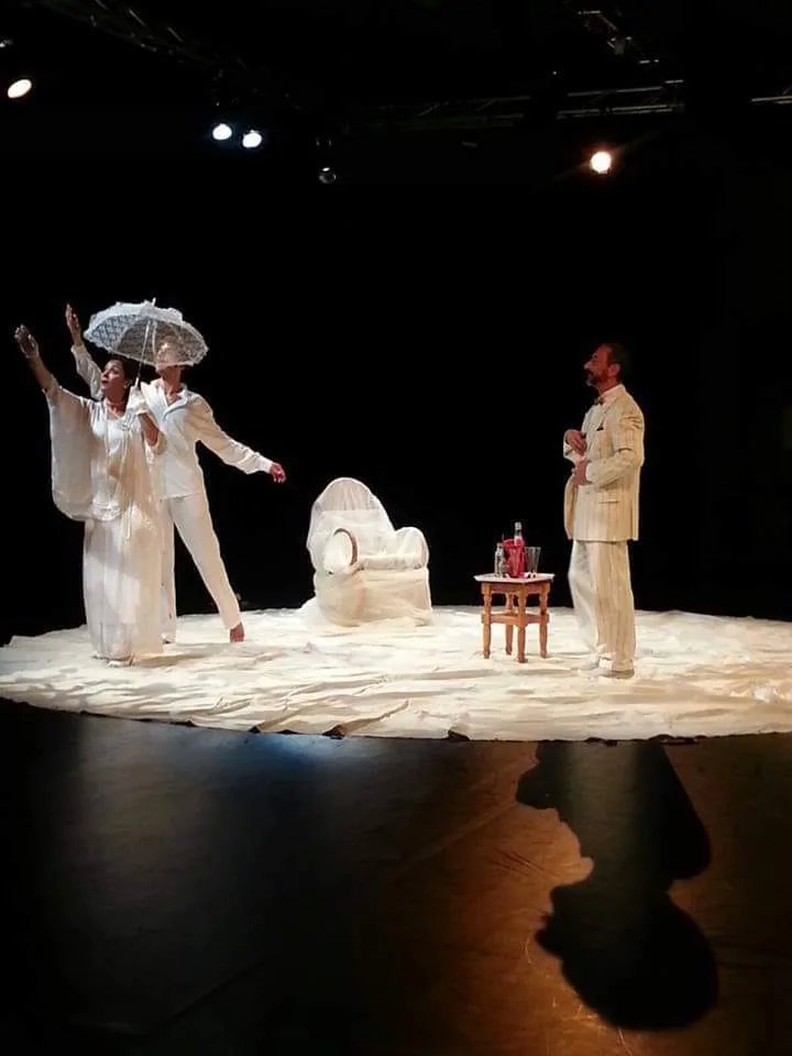 La oropéndola (2016) — Teatro del Gato La oropéndola (2016), obra de Miguel Romero Esteo — fotografía de la producción teatral de Teatro del Gato, compañía de teatro contemporáneo en Málaga (imagen 2 de 5)