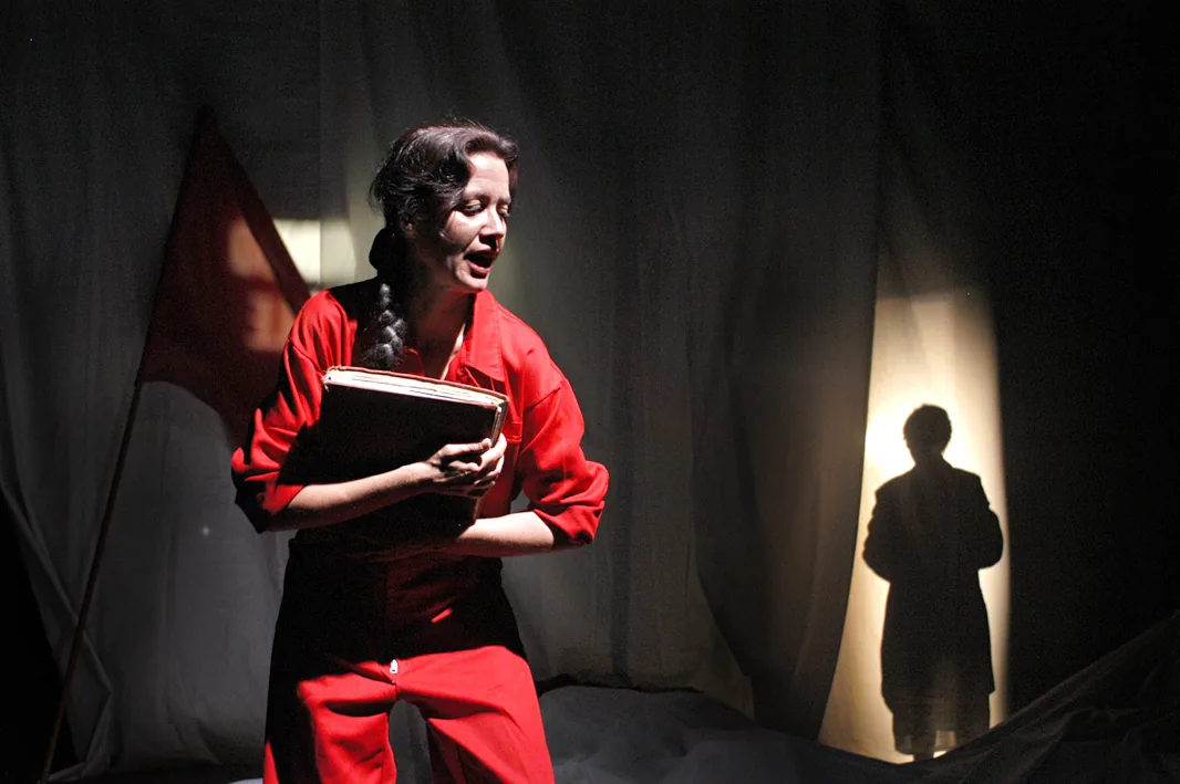 El cerco de Leningrado (2004) — Teatro del Gato El cerco de Leningrado (2004), obra de José Sanchis Sinisterra — fotografía de la producción teatral de Teatro del Gato, compañía de teatro contemporáneo en Málaga. Foto: Luis Castilla